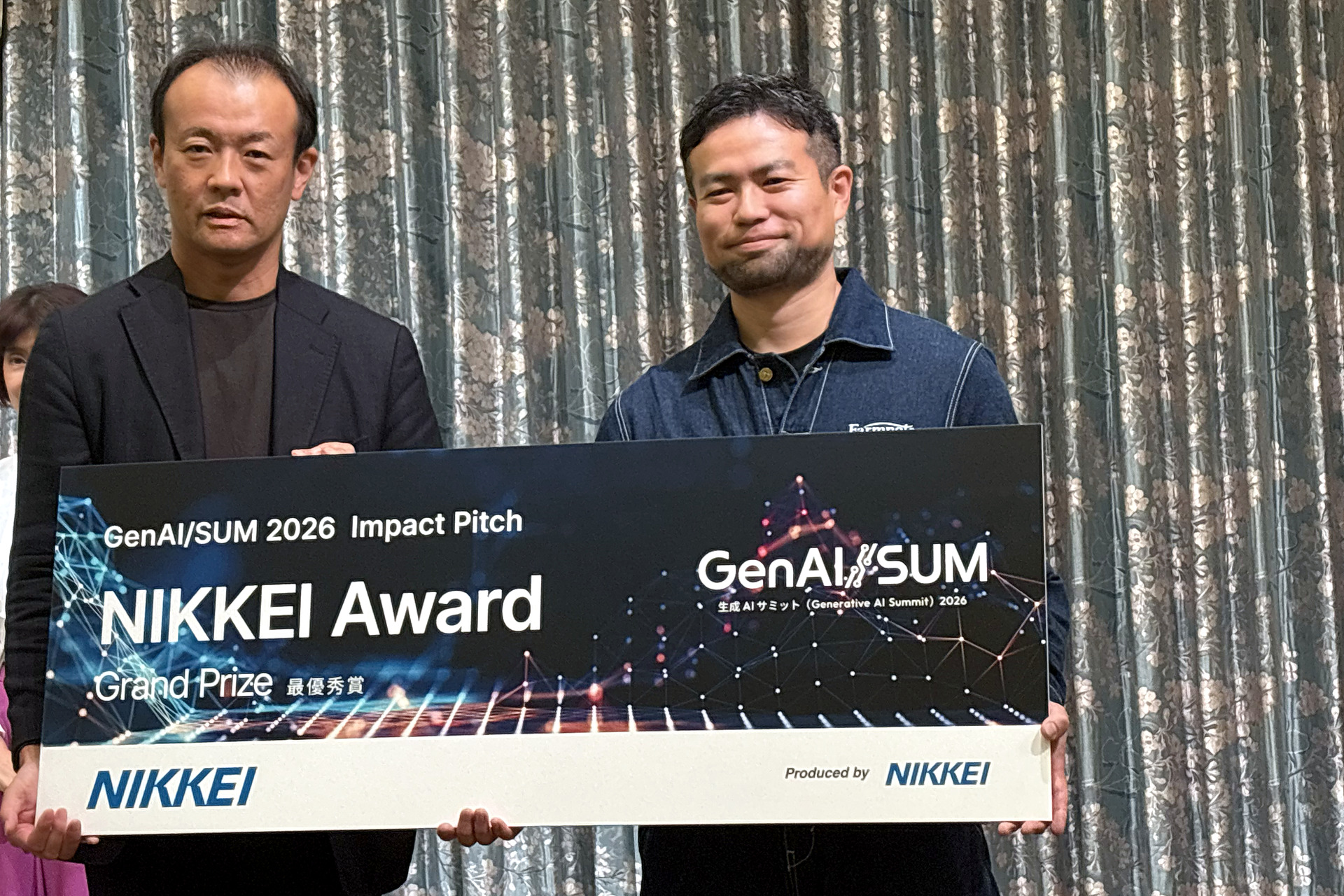 表彰ボードを持つ日経BizGate編集長 原田洋氏とFDP代表取締役 平勇人